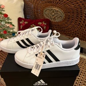 🖤🖤NWT adidas sneakers🖤🖤